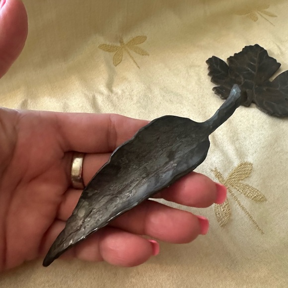Set of 4 Hand Forged Primitive Farmhouse Rustic Iron Metal Leaves for Decor. - Picture 3 of 12